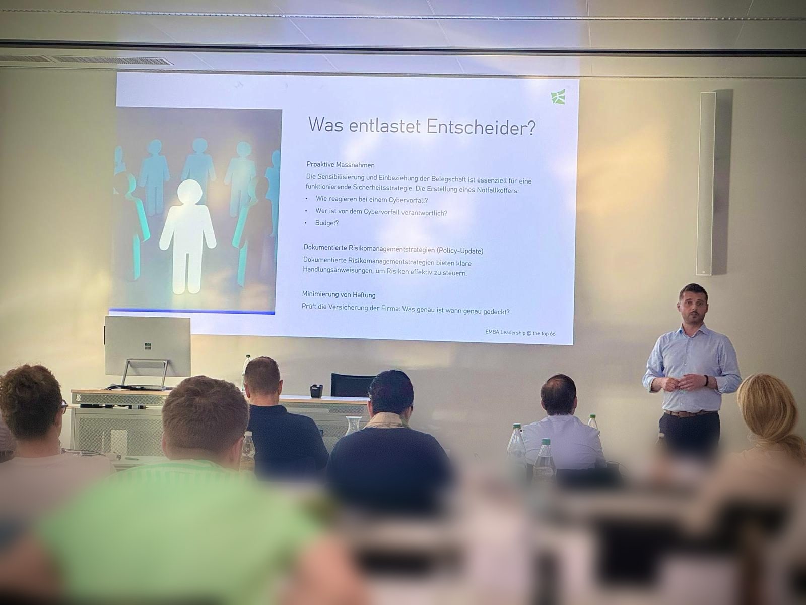 Valmir Gashi bei einem Vortrag vor Führungskräften eines Executive-MBA-Programms